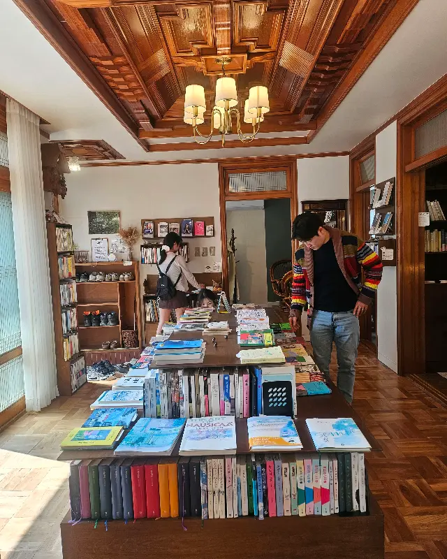 카페 내부 전경