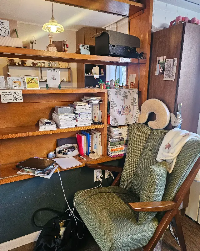 도토관 내부, 책과 소품들이 진열된 모습