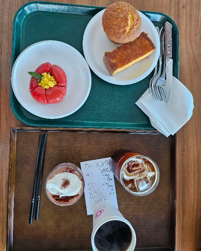 앙뚜아네트에서 주문한 음료와 빵