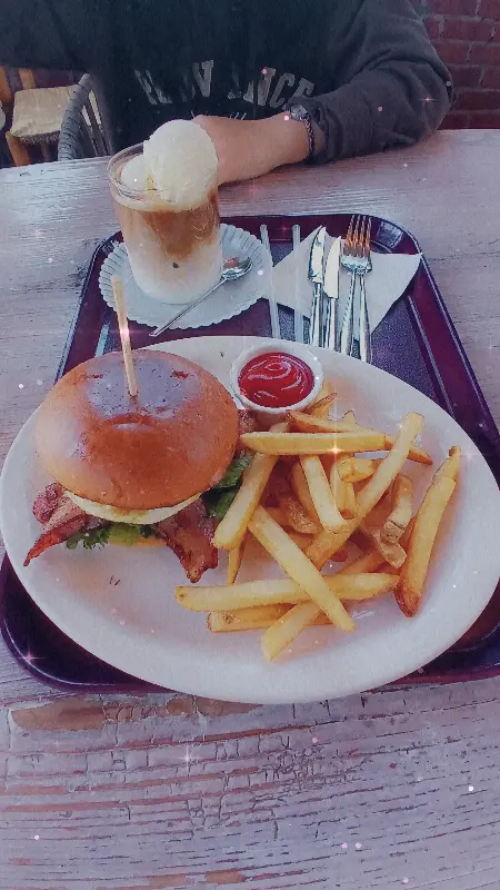 불고기 머쉬룸 샌드위치와 라떼