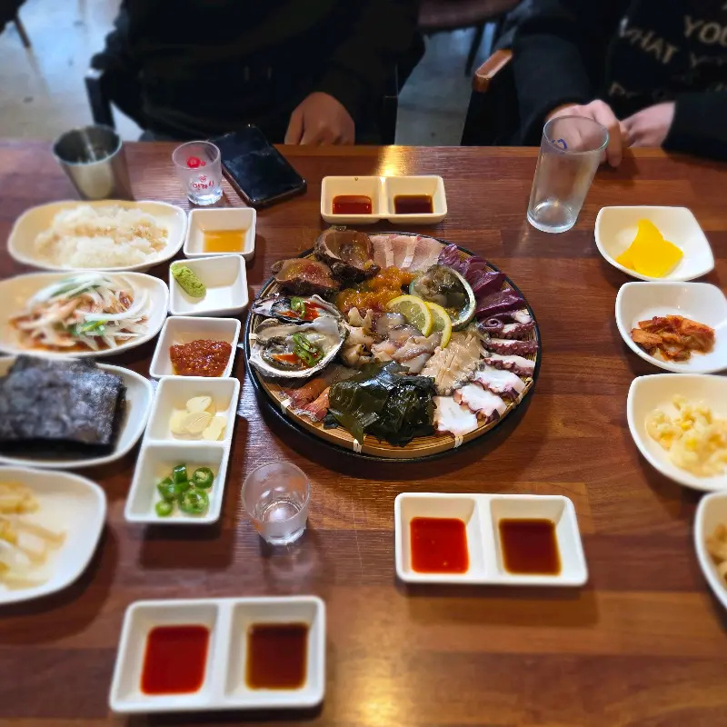 푸짐한 한 상 차림 전체 사진