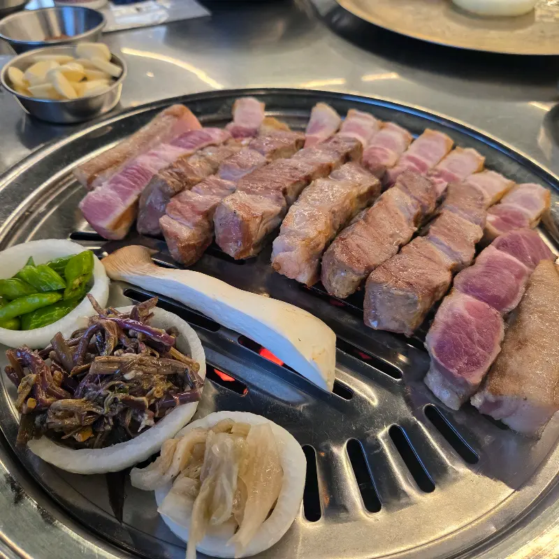 초벌된 흑돼지 오겹살과 목살