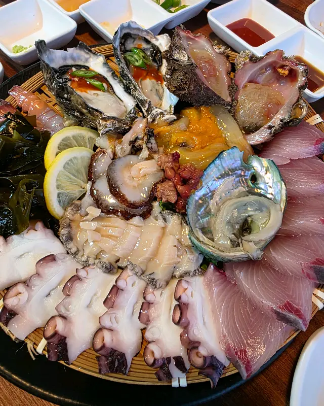 싱싱한 해산물로 가득 채워진 모듬 한 상
