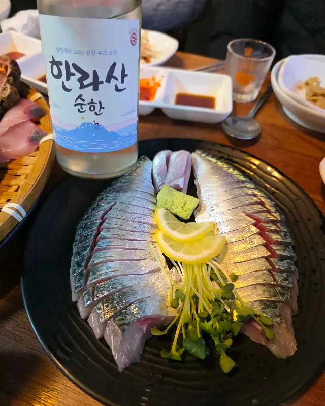 고등어회와 함께 곁들이는 술 한 잔
