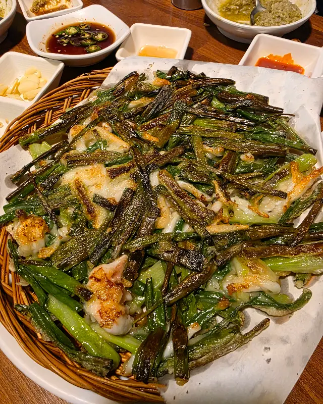 노릇노릇하게 구워진 굴파전