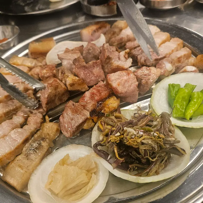 잘 구워진 흑돼지 오겹살과 목살