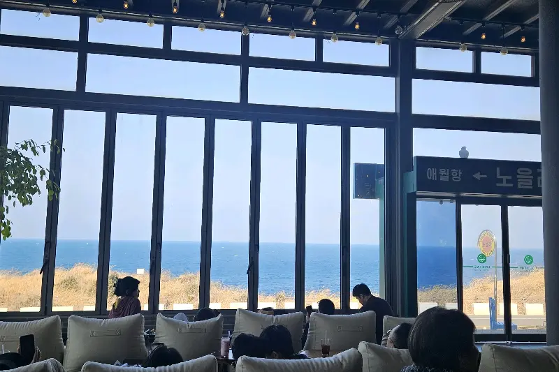 애월 바다가 한눈에 보이는 통창