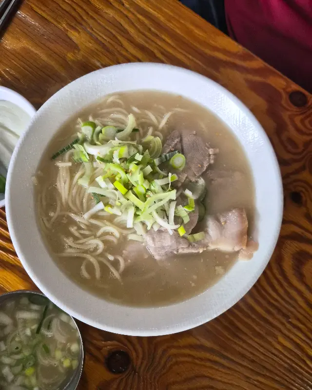 고기국수 클로즈업 샷! 면발 탱글탱글한 거 보소!