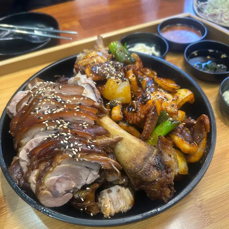 치즈가 듬뿍 올려진 쭈꾸미 볶음