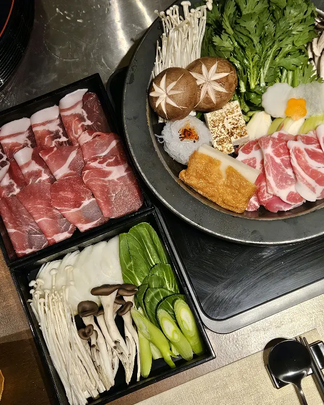 신선한 채소와 흑돼지 목살이 푸짐하게 담긴 스키야키