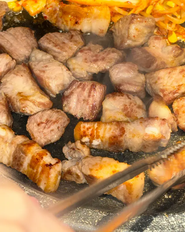 맛있게 익어가는 흑돼지 오겹살