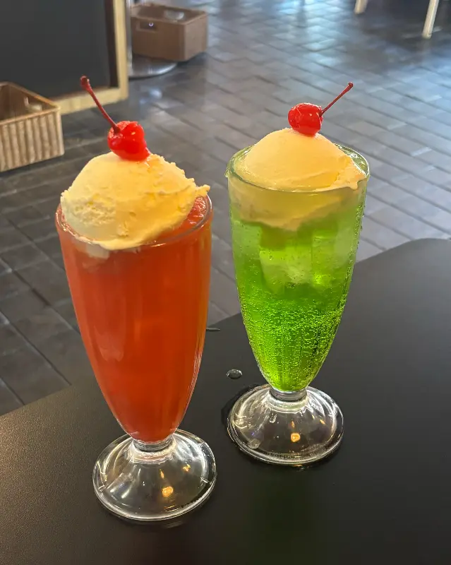 상큼한 마무리를 위한 메론소다와 오렌지소다