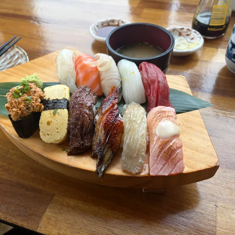 정갈하게 담겨 나온 초밥 한 상