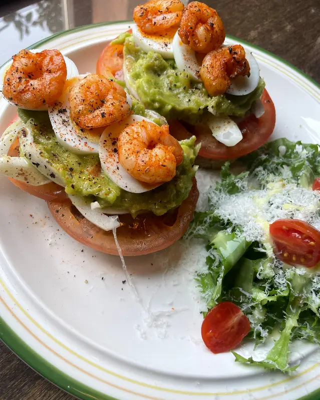 새우 아보카도 오픈 샌드위치