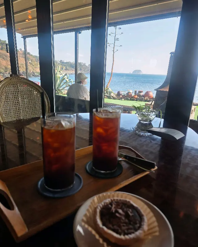 창밖으로 바다가 보이는 좌석