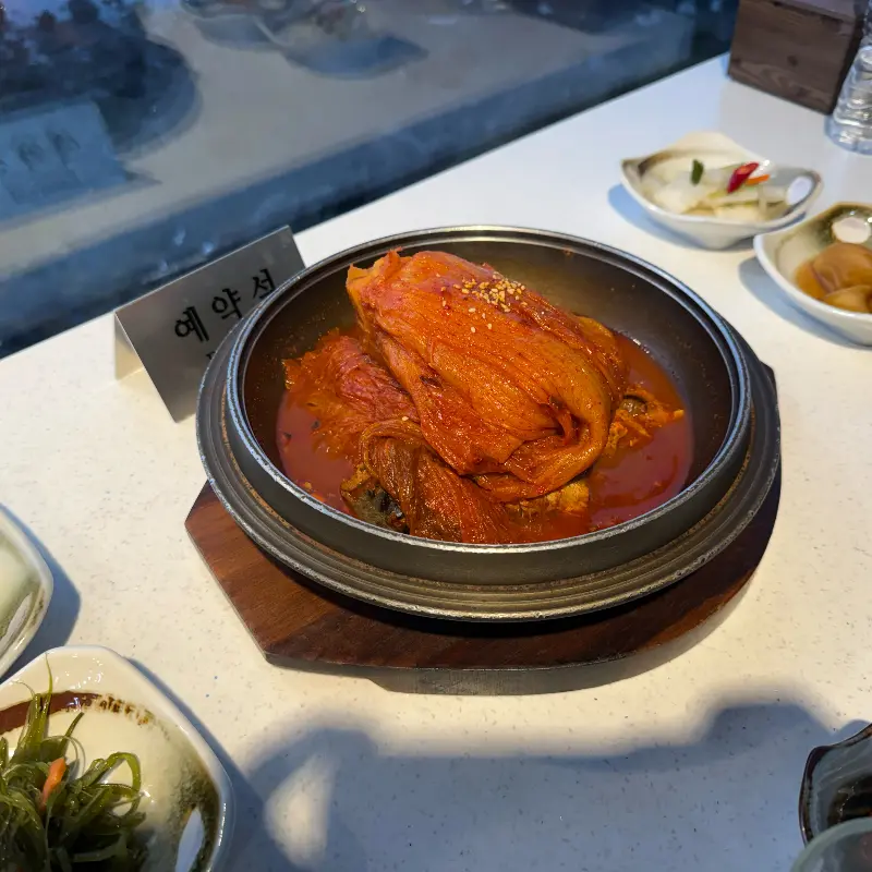 테이블에 놓인 고등어 김치찜