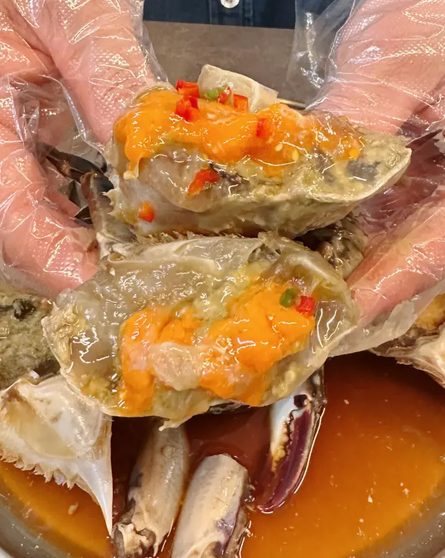 윤기가 흐르는 간장게장의 게딱지 안에 주황색 알이 가득 차 있는 모습