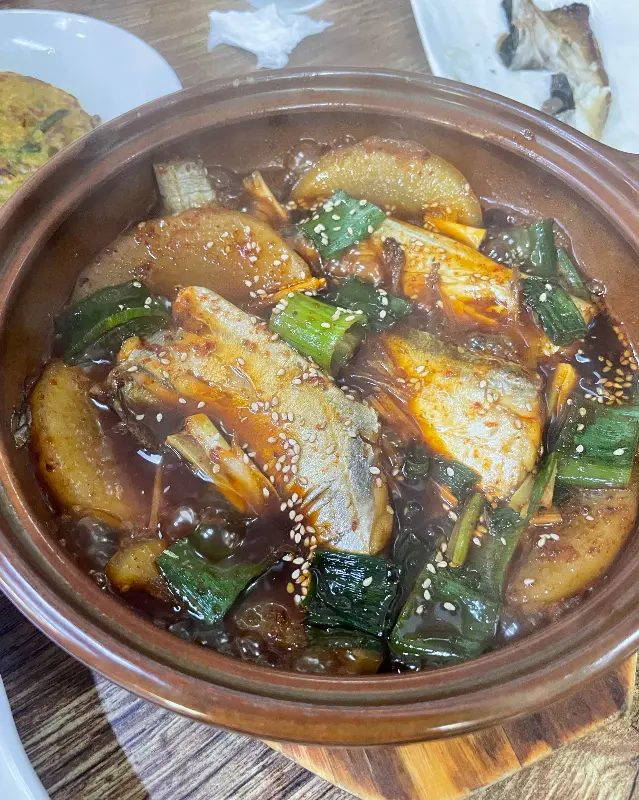 매콤한 양념이 밥도둑을 예감케 하는 갈치조림