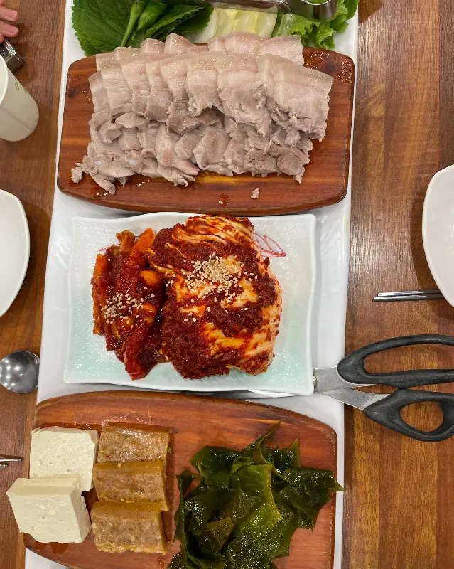 돔베고기와 김치의 환상적인 조화