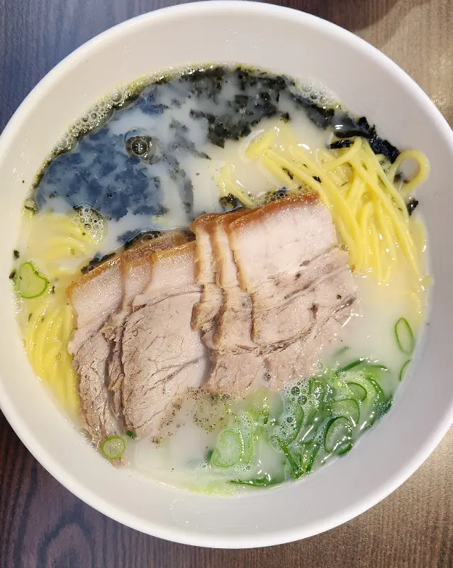 비빔국수와 고기국수를 함께 찍은 사진