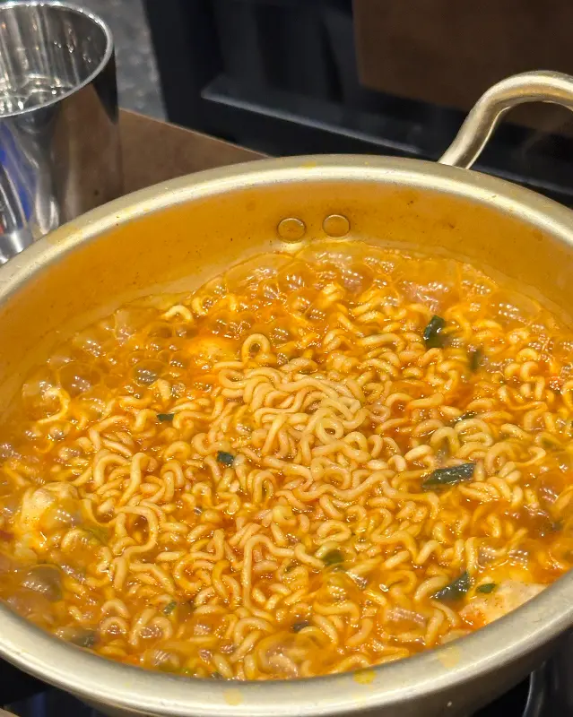 보글보글 끓고 있는 라면, 김치와 함께 먹으면 환상의 궁합
