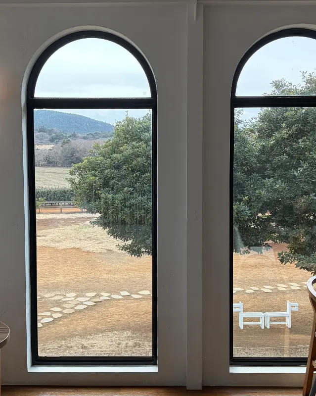 카페 내부에서 바라본 목장 풍경