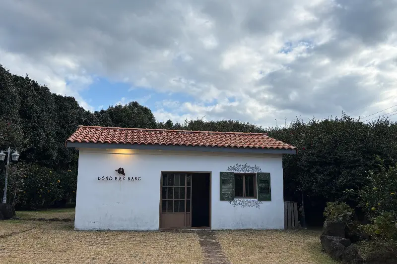 하얀 외벽과 붉은 기와지붕의 조화