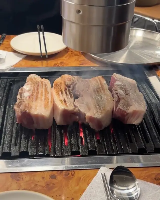숯불에 구워지는 흑돼지 삼겹살