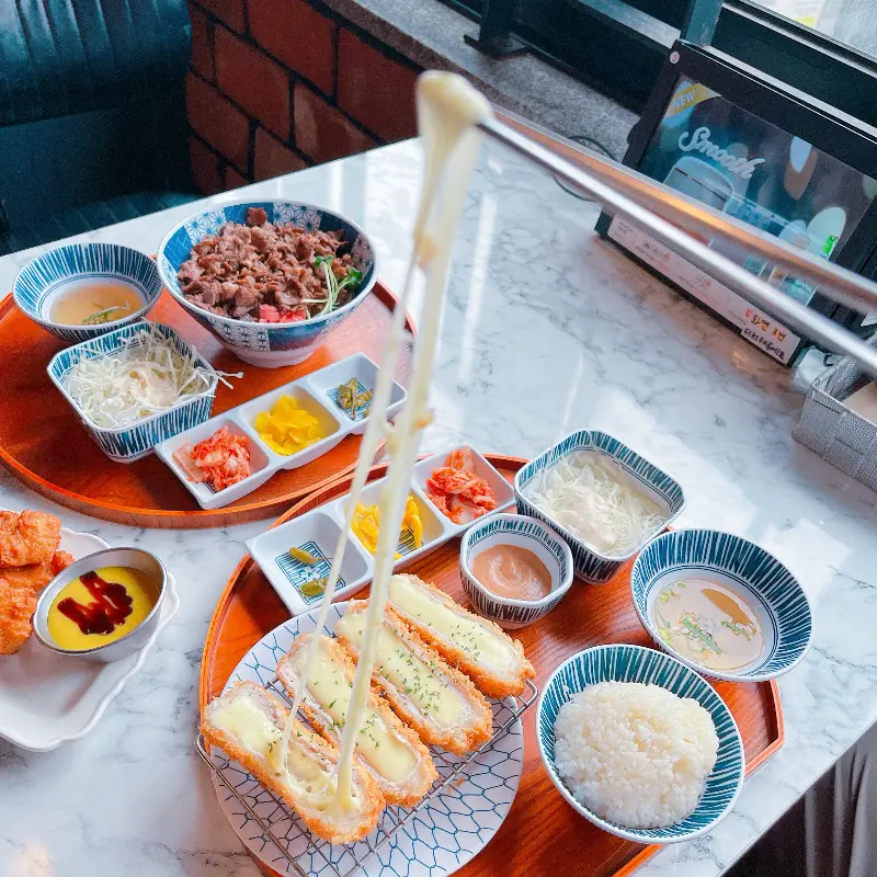 치즈가 듬뿍 들어간 치즈 돈까스