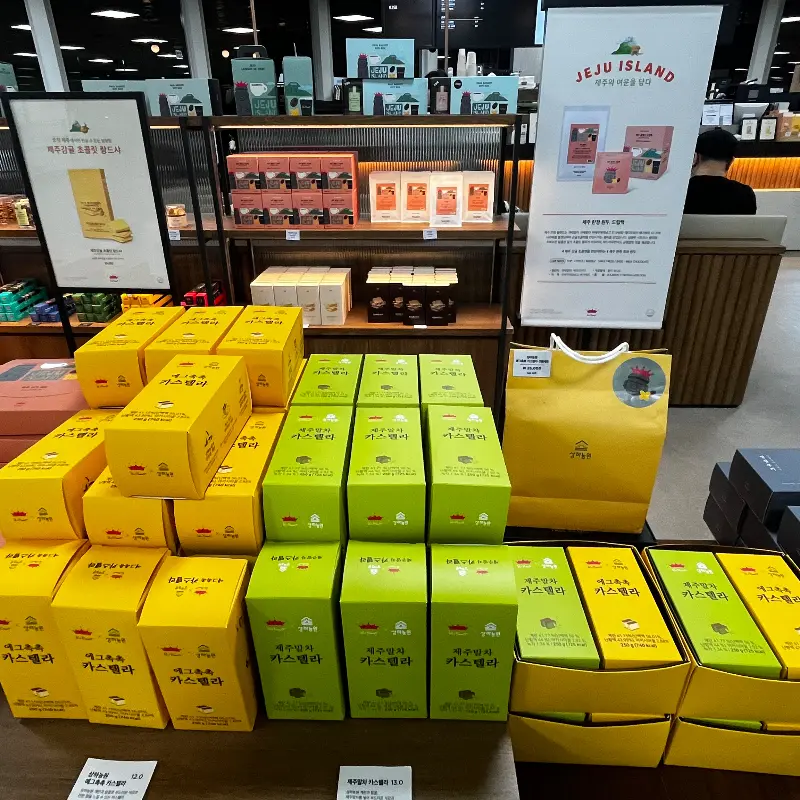 폴바셋 제주공항점 내부 좌석 모습