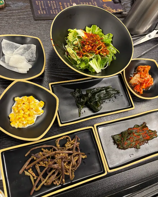 다양한 밑반찬이 정갈하게 담겨 나온 모습