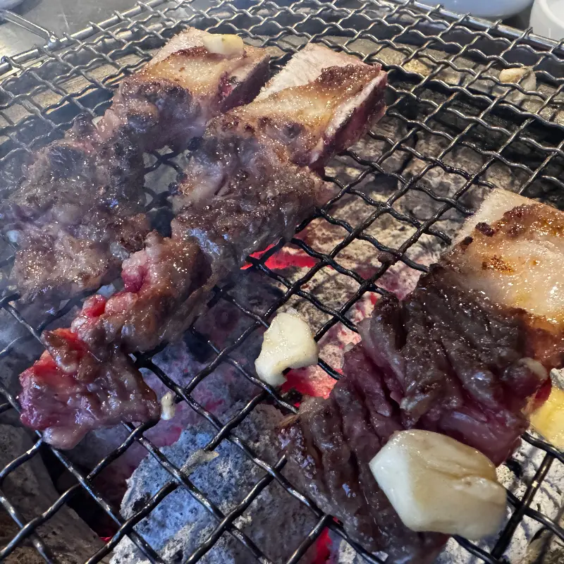 숯불에 구워지는 갈비