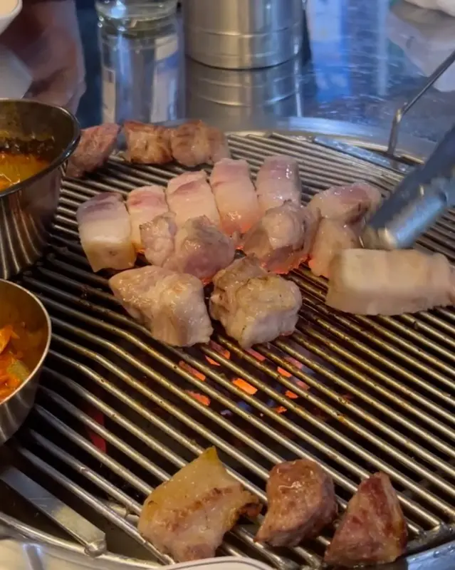 육계절 흑돼지 근고기 굽는 모습