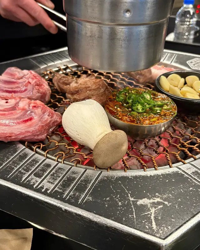 직원분이 직접 구워주는 흑돼지