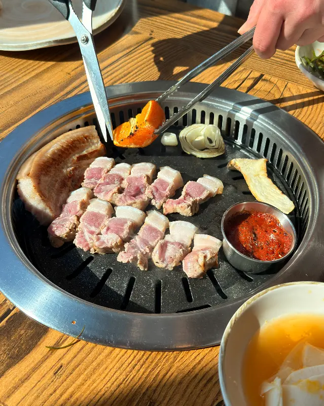 직원 분의 능숙한 고기 굽기 솜씨