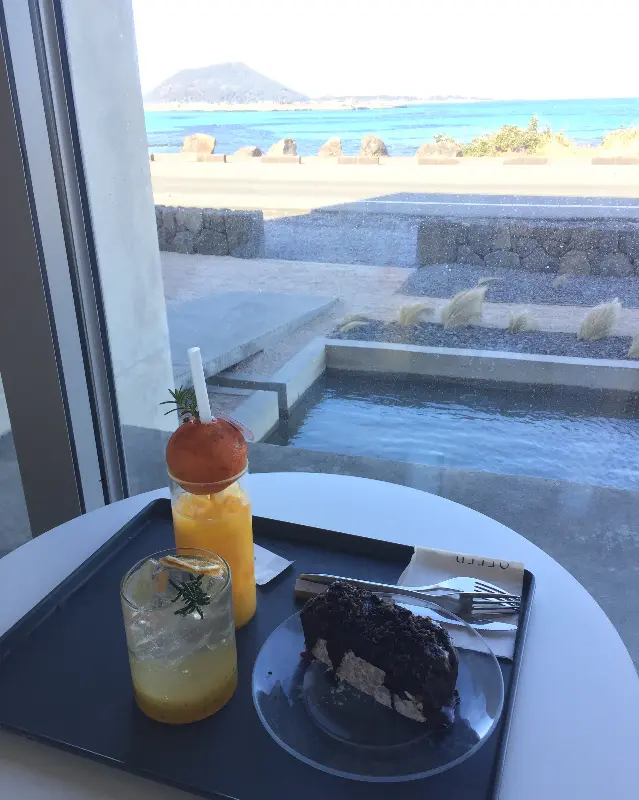 음료와 디저트를 즐기며 바라보는 바다 뷰