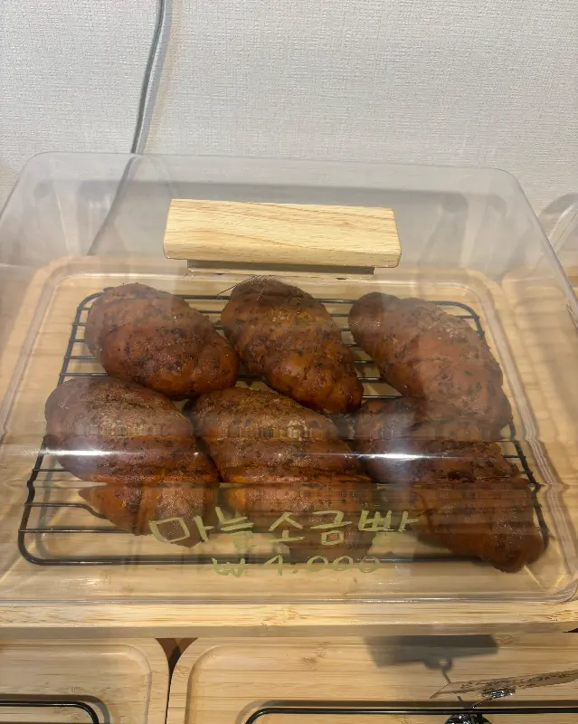 갓 구워져 나온 마늘 소금빵