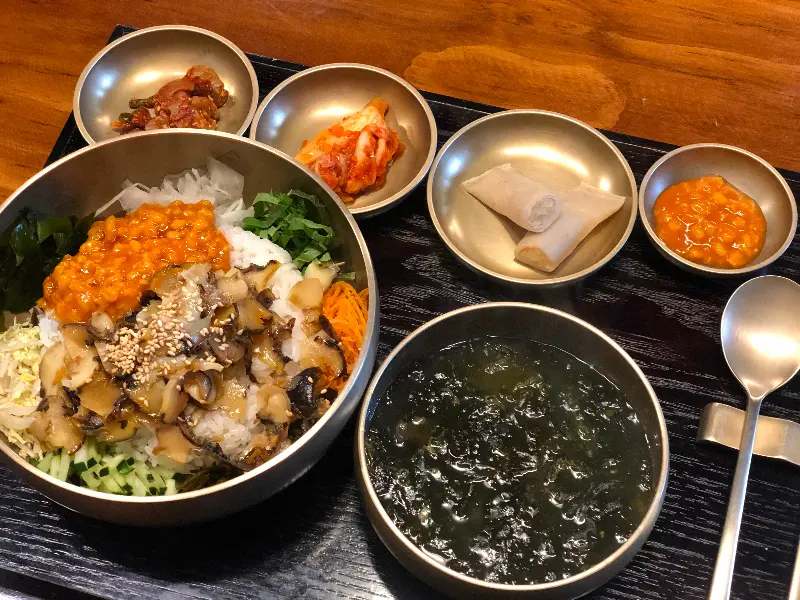 다채로운 맛과 식감을 자랑하는 밑반찬