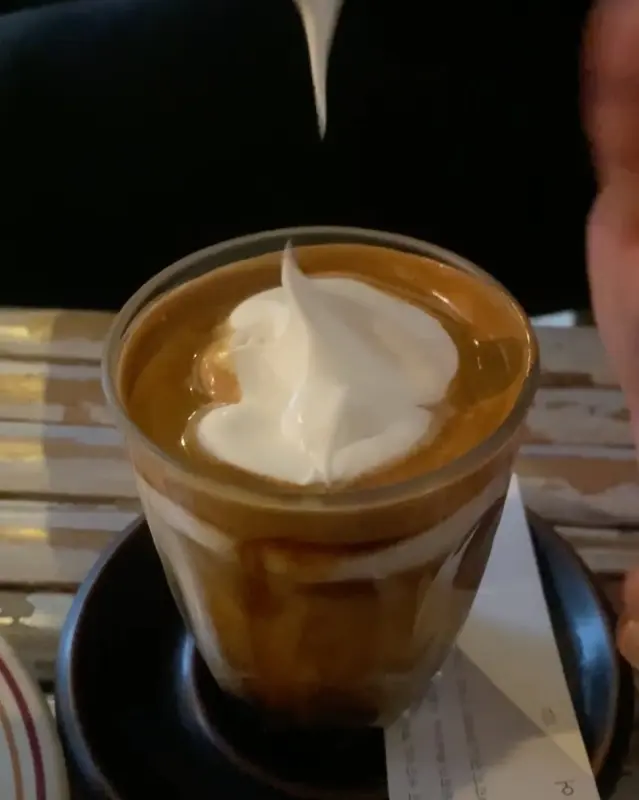 크림이 올려진 커피