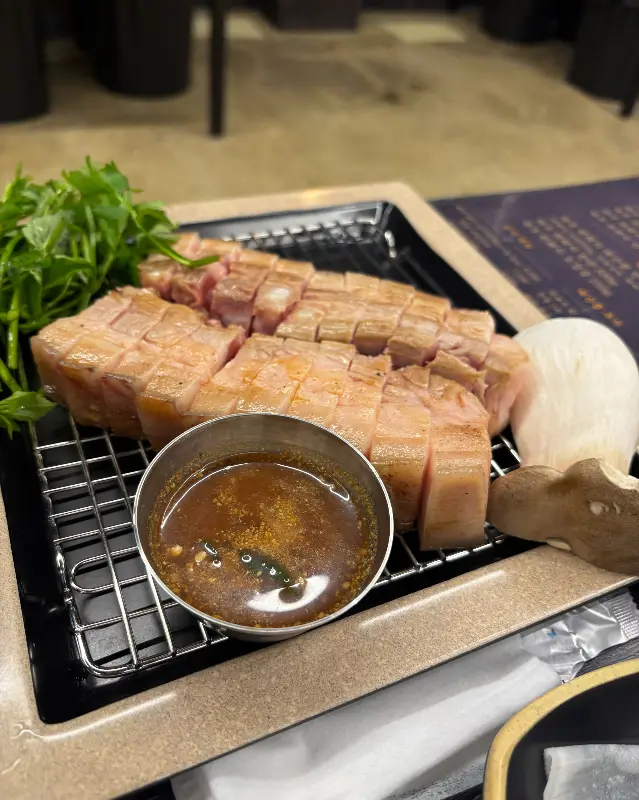 먹기 좋게 잘린 흑돼지 근고기 단면