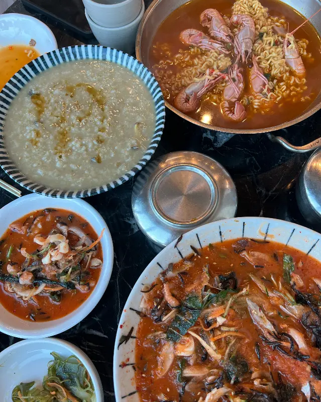 딱새우 라면, 소라죽, 갈치조림 등 푸짐한 한 상 차림