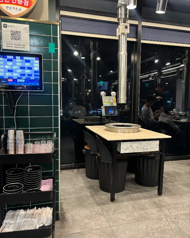 깔끔하고 넓은 숙성도 함덕점 내부