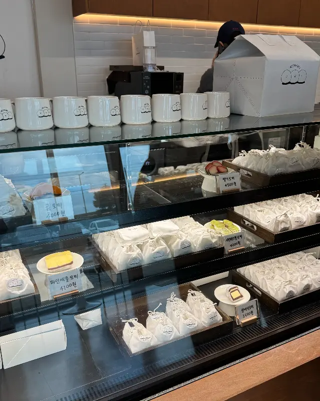 다양한 종류의 모찌가 진열된 쇼케이스