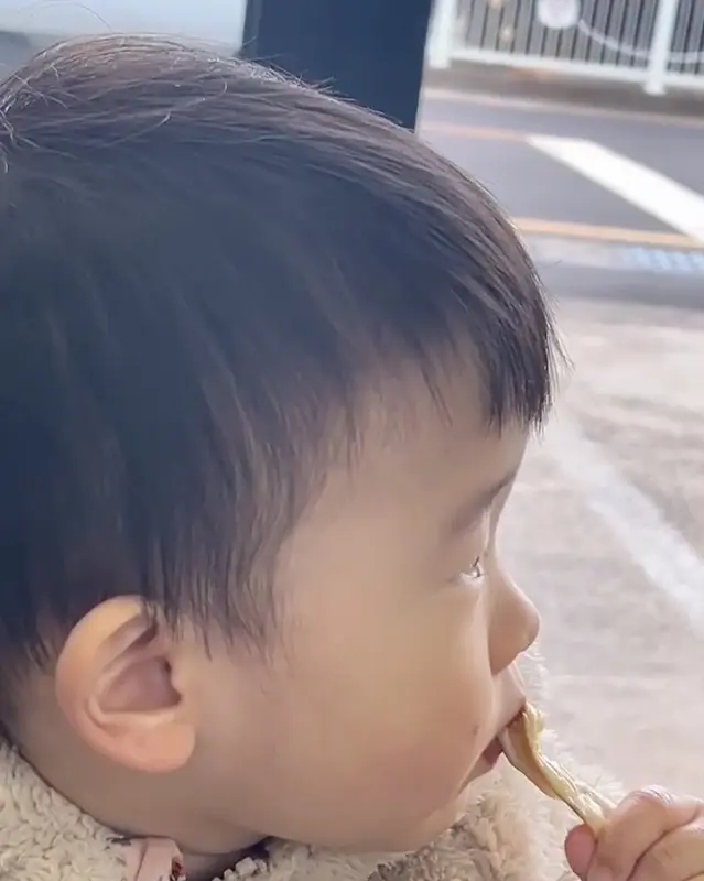 된장찌개를 먹는 아이