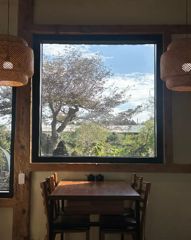 창밖으로 보이는 정원 뷰