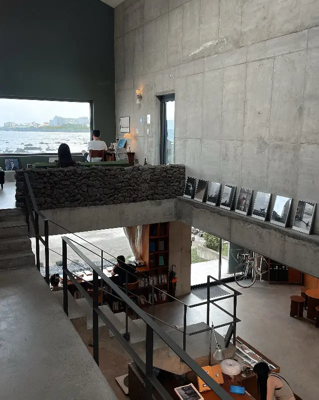 카페 내부 좌석과 바다 풍경