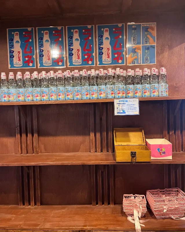 라무네 병들이 진열된 모습
