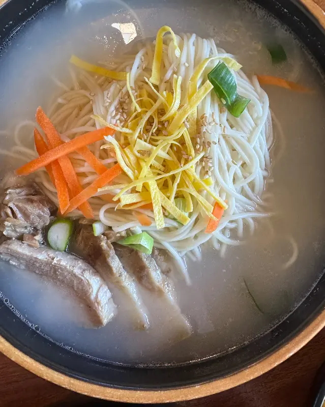 담백한 고기국수