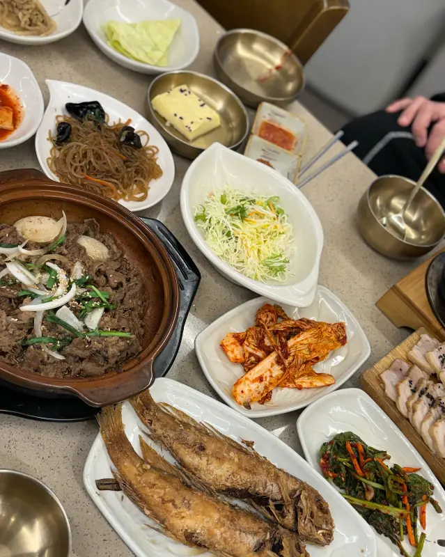 다양한 반찬들이 정갈하게 담겨 나온 모습