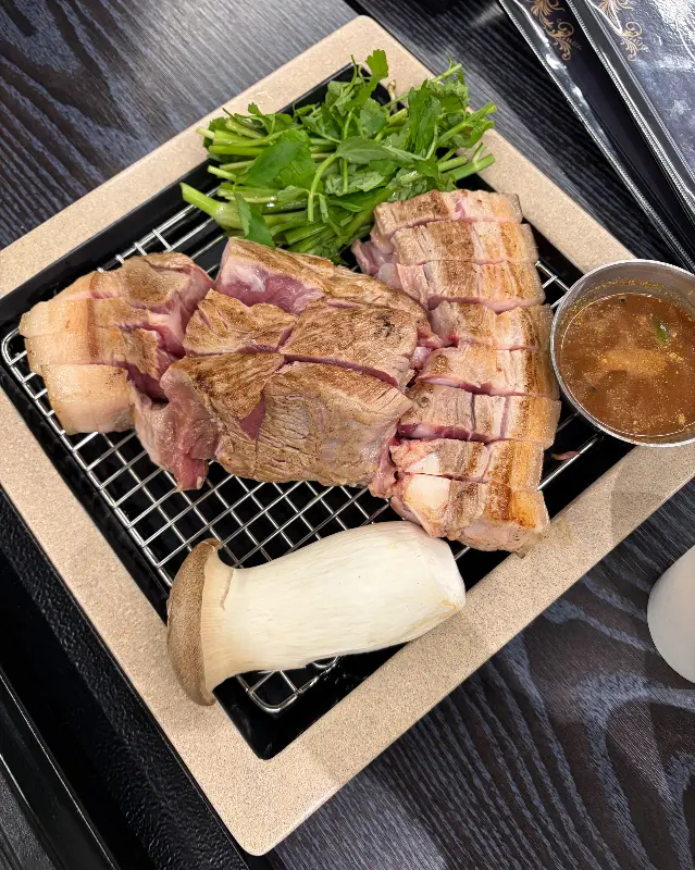 육월의 흑돼지 근고기